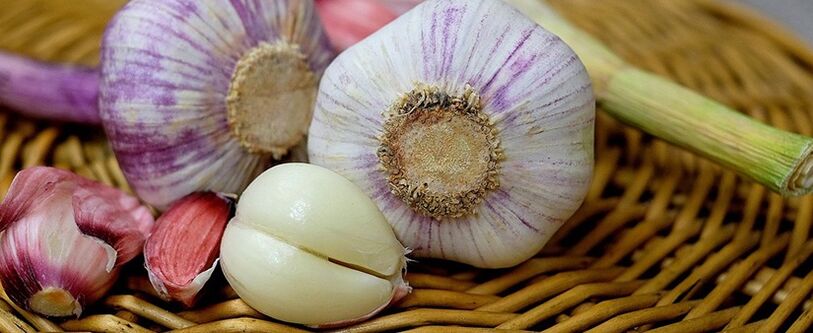 Knoblauch ergänzt die komplexe Behandlung von Prostataentzündungen.